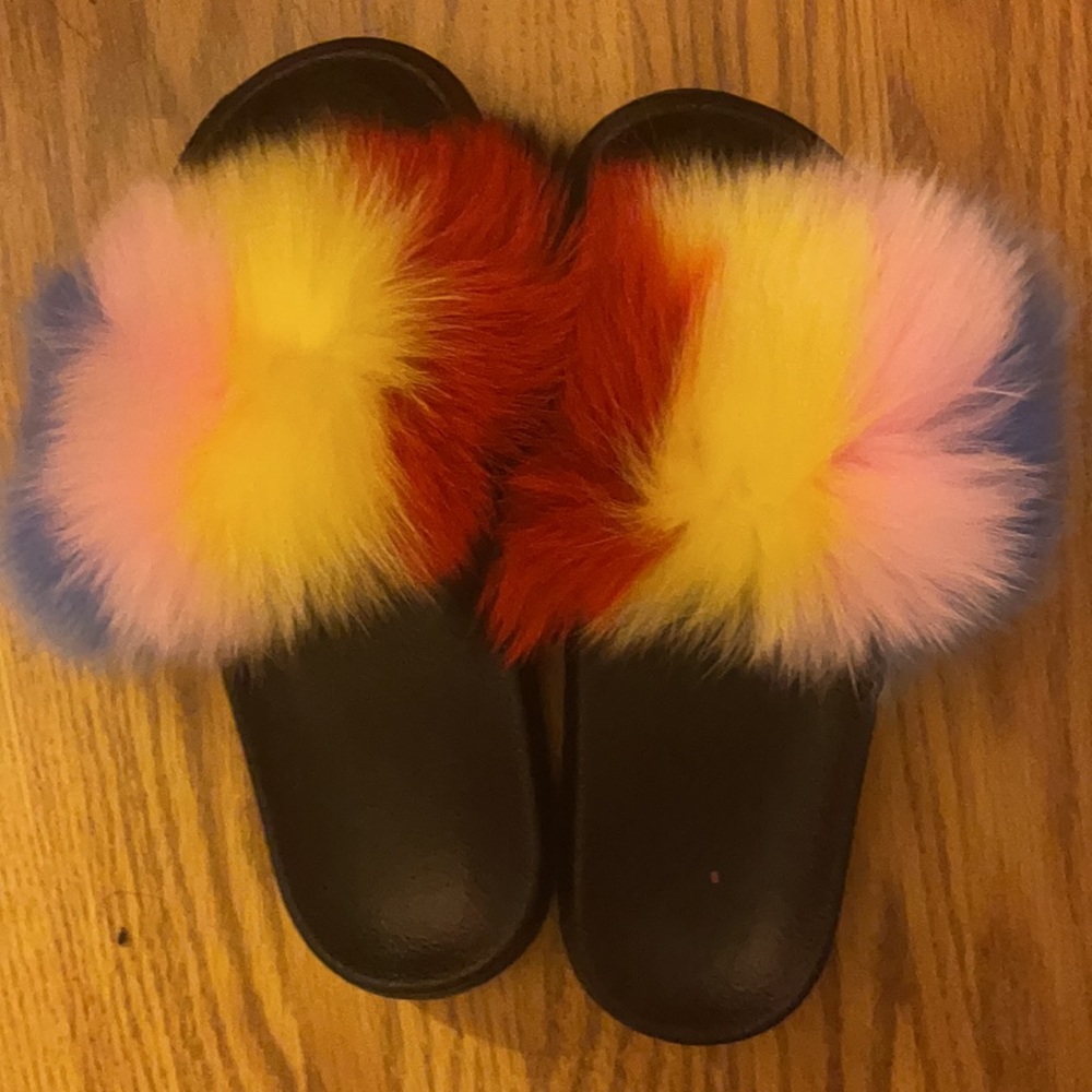 Multicolor fuzzy sandal slides